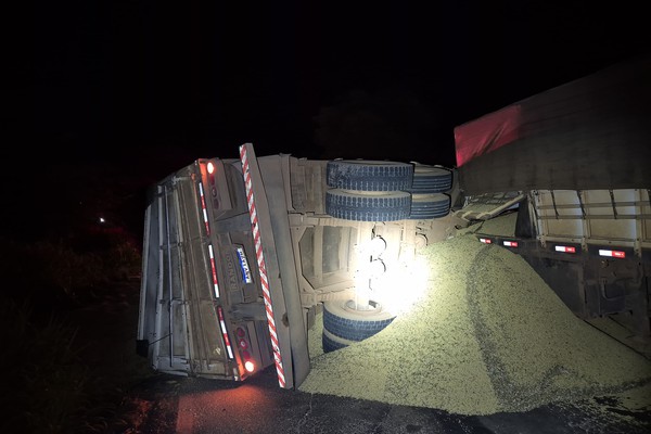 Bitrem tomba com 38 toneladas de soja após pane mecânica na MG 188 e interdita totalmente rodovia
