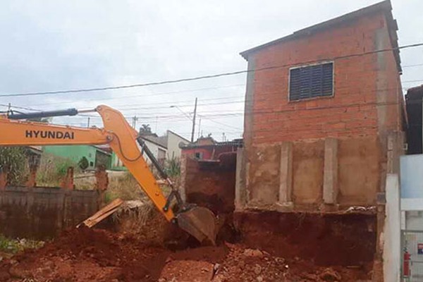 Defesa Civil determina a demolição de imóvel comprometido pelas chuvas em Patos de Minas
