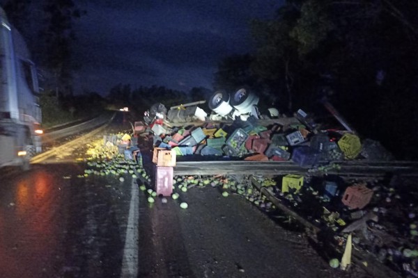 Caminhão que transportava mangas capota na BR 365 e interdita parte da pista; motorista saiu ileso