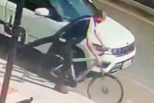 Imagens mostram ladrão furtando bicicleta estacionada em frente a serviço da vítima