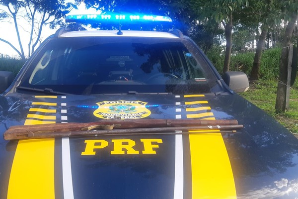 PRF prende homem de 67 anos com espingarda calibre .32 em Patos de Minas