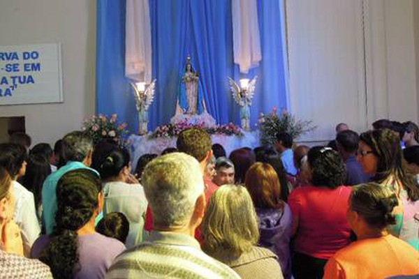 Fiéis lotam a Igreja de Nossa Senhora da Abadia para homenagear a santa