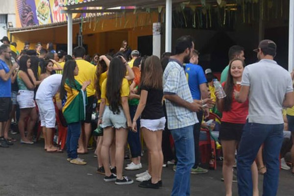 Patenses se unem para torcer e movimentam bares de Patos de Minas na vitória do Brasil