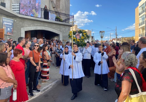 Procissão com milhares de fiéis marca última celebração do dia de Nossa Senhora da Abadia em Patos de Minas
