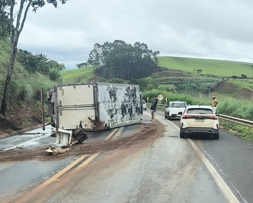 Caminhão tomba na BR 365 e dificulta o tráfego próximo à "Curva da Morte", em Patos de Minas