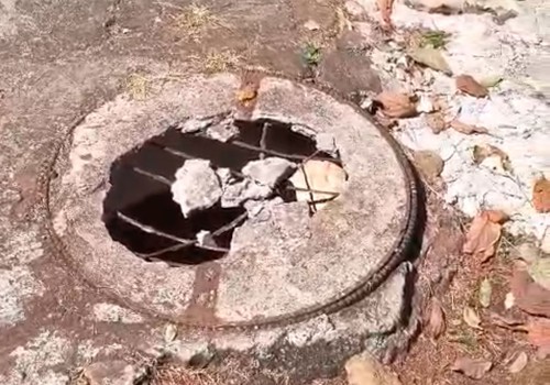 Buraco se abre em calçada próximo a Unidade de Saúde e vira armadilha para pedestres