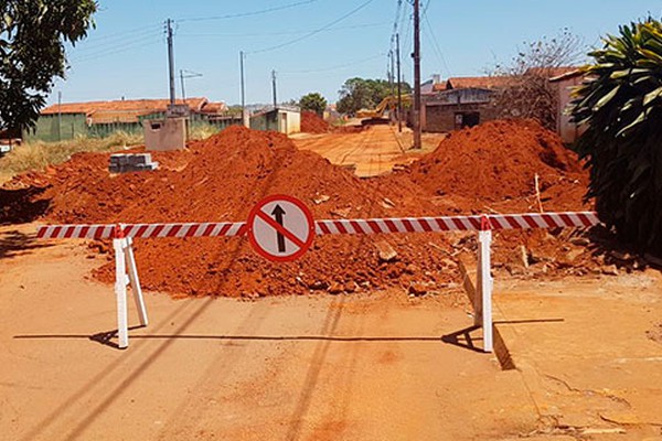 Construção de rede pluvial interdita Rua São Geraldo e motoristas devem ficar atentos a desvio