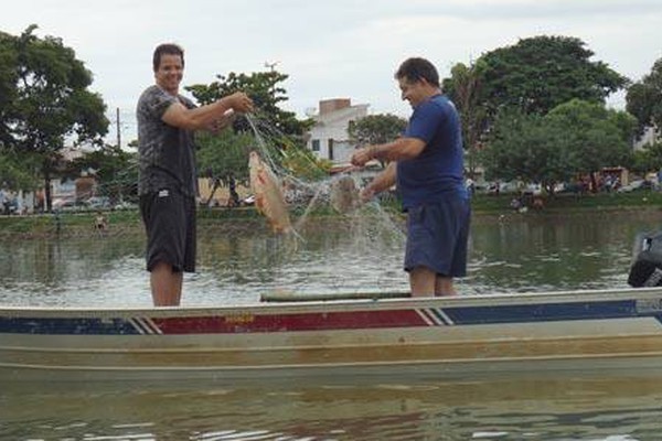 Pescadores utilizam barcos e redes na Lagoa Grande, mas peixes não aparecem