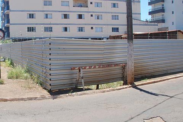 Buraco em construção paralisada após anúncio de desapropriação põe moradores em risco