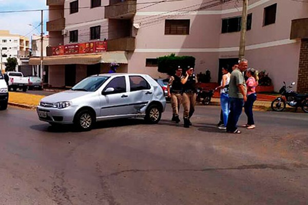 Motociclista é encaminhado a UPA depois de se chocar contra carro em Patos de Minas