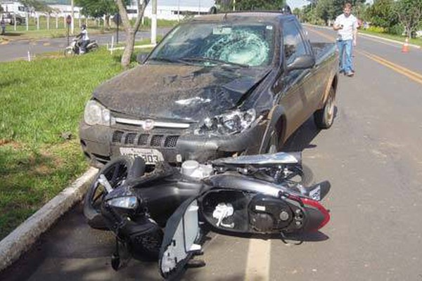 Motociclista tenta cruzar a Av. JK, é atingida por veículo e tem traumatismo craniano