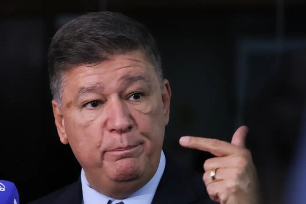 Dino dá 5 dias para senador explicar repasse de emendas à Lagoinha