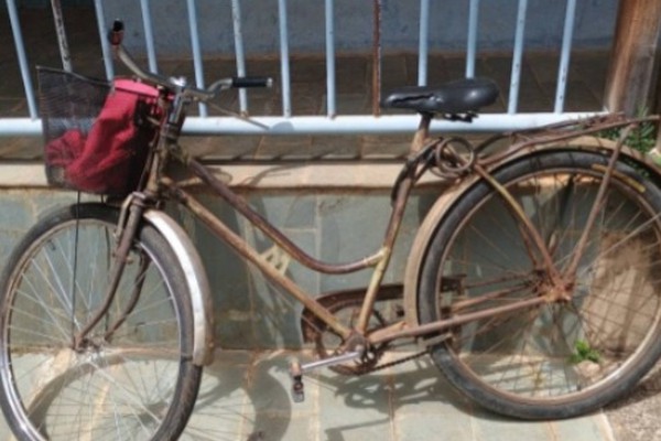 PM recupera bicicleta que está há 40 anos com senhor de 76 anos e prende ladrão