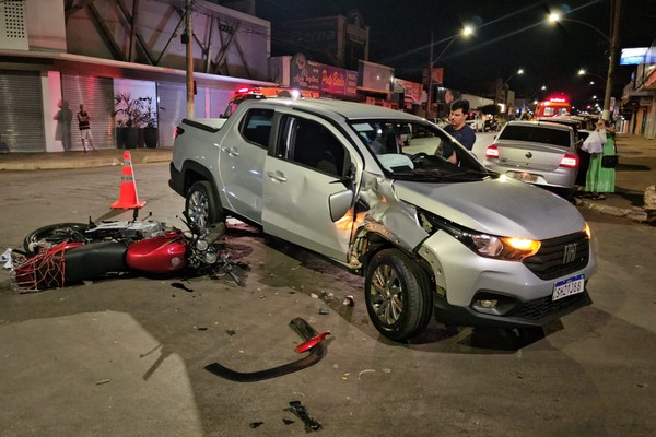 Acidente entre carro e moto em cruzamento perigoso da avenida Brasil deixa duas pessoas feridas