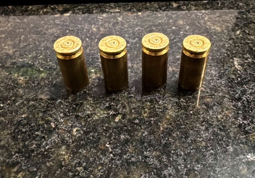 Jovem atira para o alto após se envolver em confusão e foge da polícia pulando muros em Patos de Minas