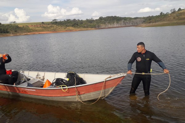 Mergulhadores do Corpo de Bombeiros encontram produtor rural que estava desaparecido em represa em Coromandel