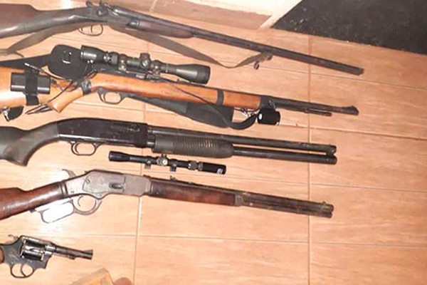 Polícia Militar encontra diversas armas de fogo com munições e prende senhor de 61 anos