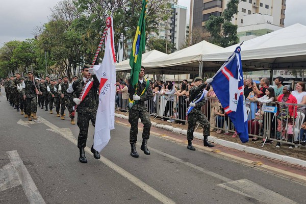 Patos de Minas comemora o Dia da Independência com solenidade cívica e desfile na avenida Getúlio Vargas