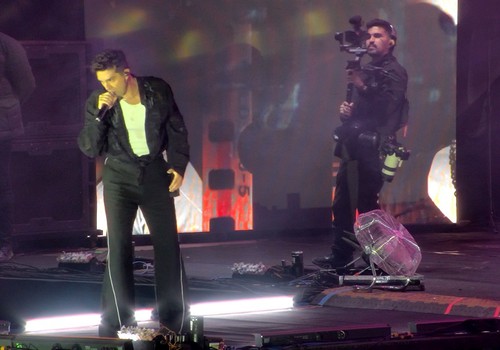 Após Rodeio, Luan Santana canta para um grande público nesta sexta de Fenamilho 2026