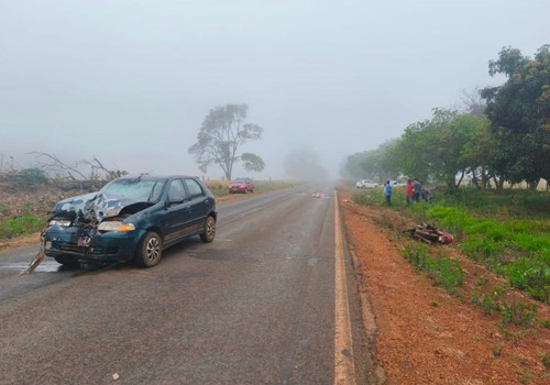 Motociclista morre ao bater de frente com carro na AMG 1420, em Arapuá; motorista ficou ferida