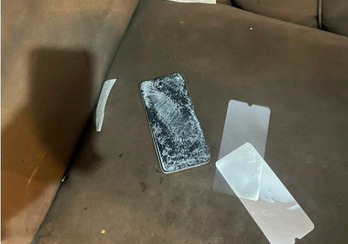Homem quebra celular na cabeça da esposa e acaba preso em cima da vítima, enforcando-a