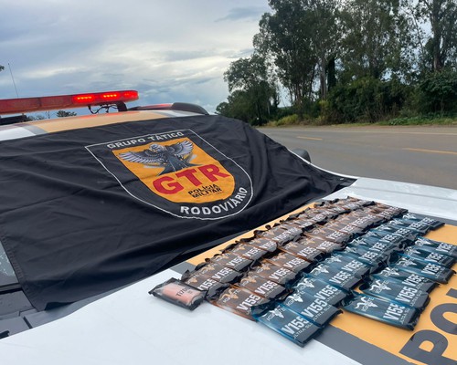 Polícia Militar Rodoviária apreende caixa de cigarros eletrônicos em ônibus na BR146, em Patos de Minas