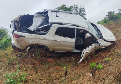 Pick up aquaplana durante forte chuva na BR 352, sai da pista e casal acaba ferido