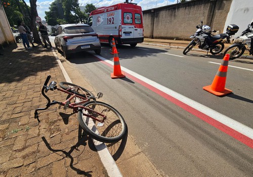 Ciclista sofre grave ferimento na cabeça após acidente com carro no bairro Santo Antônio
