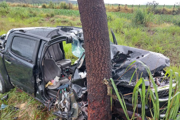 Passageira fica presa às ferragens e sofre fraturas após carro colidir em árvore na MG-146