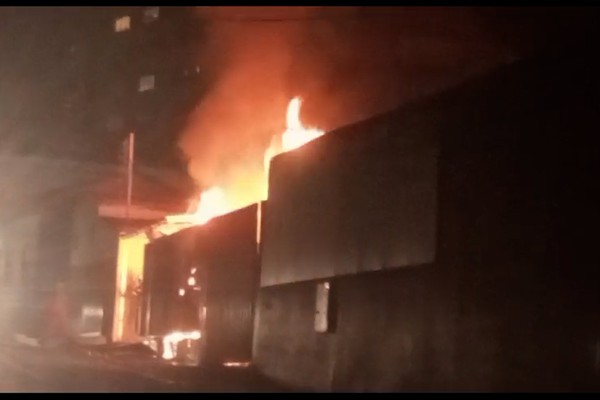 Curto-circuito em rede elétrica provoca incêndio em residência no centro de Patos de Minas
