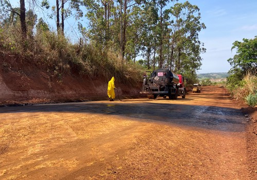 Sandra Gomes assina ordem de serviço e empreiteira inicia asfaltamento da "Estrada do Aterro"