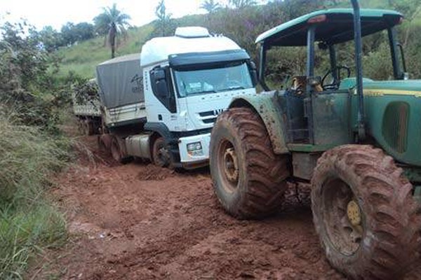 Estrada em péssimas condições deixa motoristas indignados em Carmo do Paranaíba