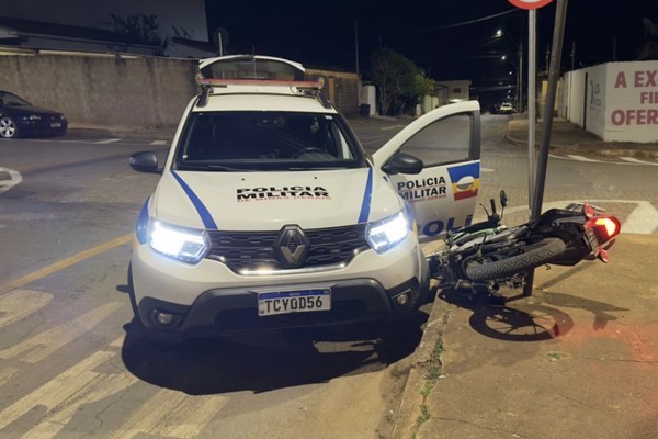 Adolescente de 17 anos tenta fugir de abordagem, bate em viatura da Polícia Militar e vai parar na Delegacia