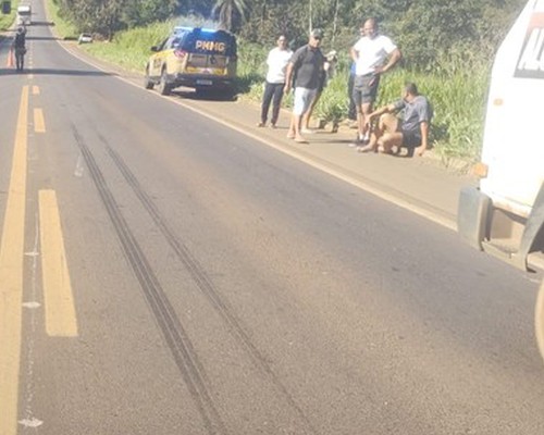 Carros batem lateralmente na MGC 354 e ambos relatam que o outro invadiu a contramão