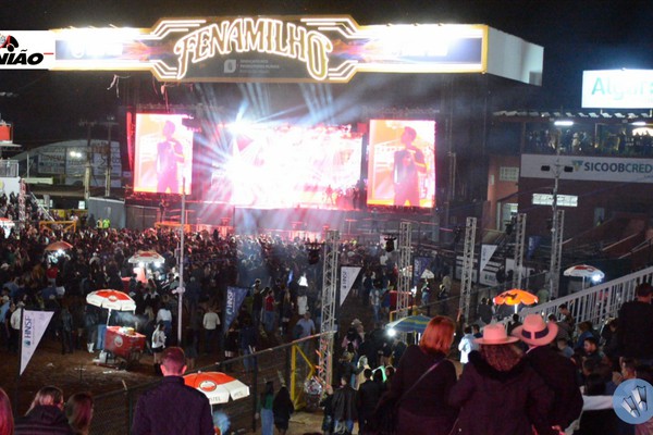 Bruno César e Rodrigo cantam grandes sucessos compostos pela dupla na Fenamilho 2025; veja ao vivo