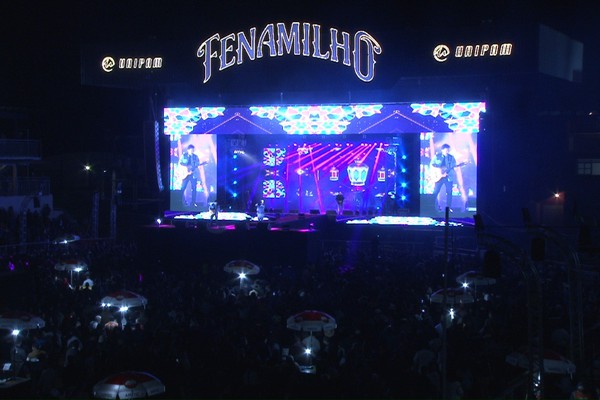 Com show de luzes, João Bosco e Vinícius cantam seus maiores sucessos no palco da Arena; veja ao vivo