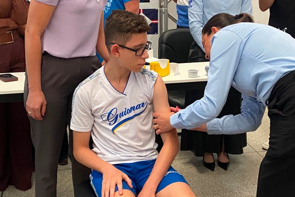 Crianças e adolescentes com diabetes tipo 1 ganham monitores e sensores de glicemia em Patos de Minas