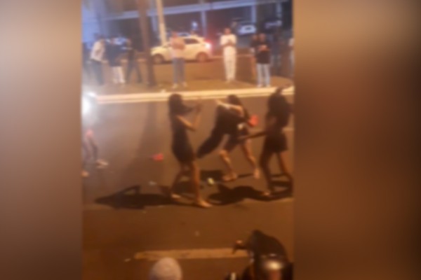 Briga generalizada entre mulheres é flagrada por câmeras na Avenida Marabá em Patos de Minas