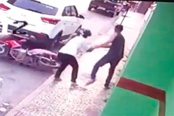 Mulher reage a assalto e luta com bandido que tentava levar sua bolsa no centro de João Pinheiro