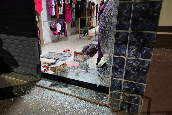 Adolescente arromba loja em Lagoa Grande e é flagrado pela polícia no momento em que fugia com as roupas