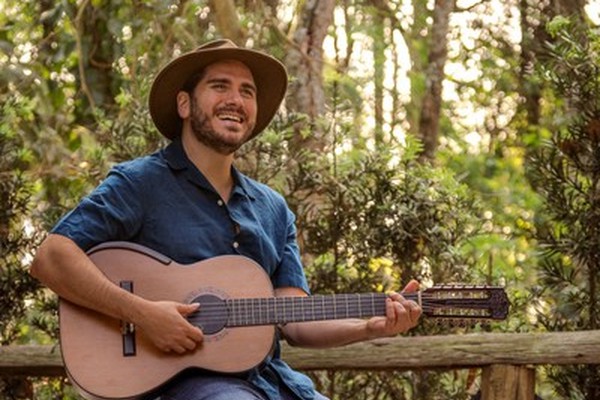 Gabriel Sater faz show gratuito em Patos de Minas neste sábado pelo projeto Minas ao Luar