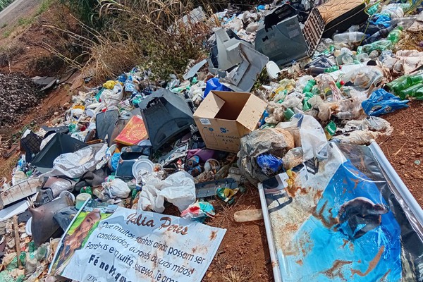 Moradores denunciam despejo de lixo em estrada perto da Comunidade do Leal