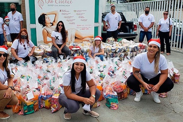 Amigos que Ajudam distribuem kits de Natal para centenas de famílias carentes de Patos de Minas