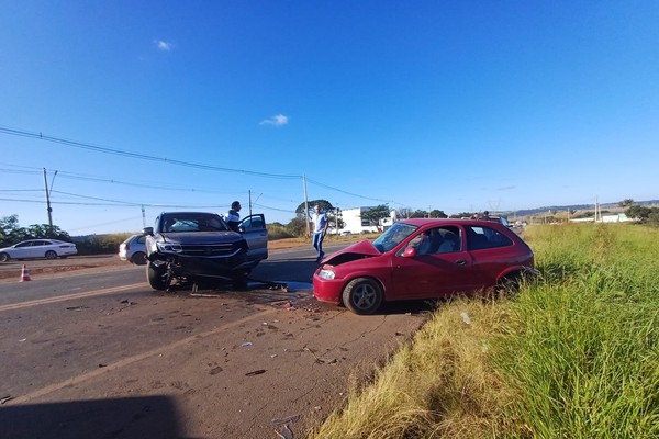 Acidente com dois carros na MG 235 em São Gotardo deixa duas pessoas feridas