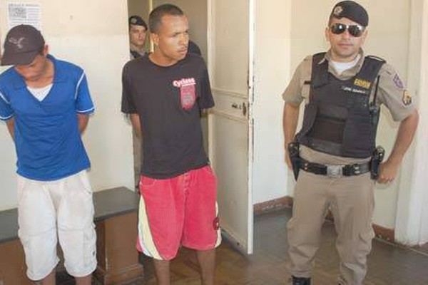 PM prende dupla e apreende crack, balança de precisão e dinheiro no Bairro Brasil