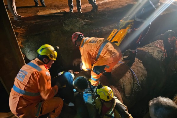 Motociclista cai em buraco de obra na Tomaz de Aquino, fica preso e precisa ser resgatado