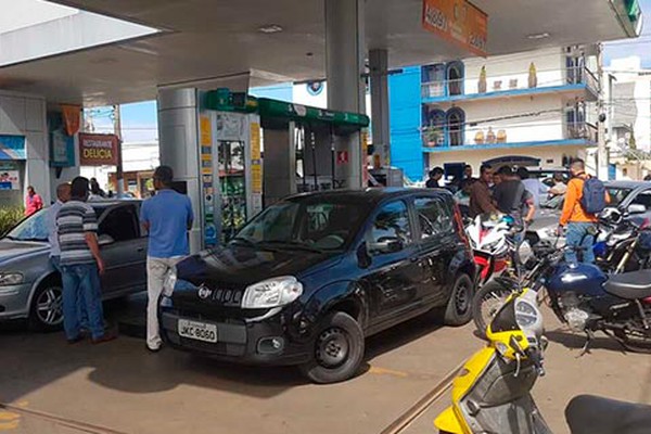 Mais postos recebem combustível em Patos de Minas e Ministério Público proíbe venda em galões
