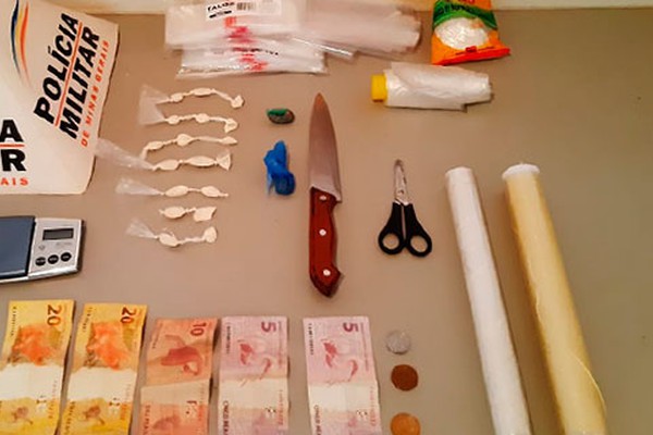 Polícia Militar encontra papelotes de cocaína e prende suspeito de tráfico em Celso Bueno