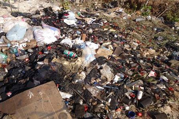Restos de animais, entulho e lixo jogados na região do Aterro Sanitário preocupam