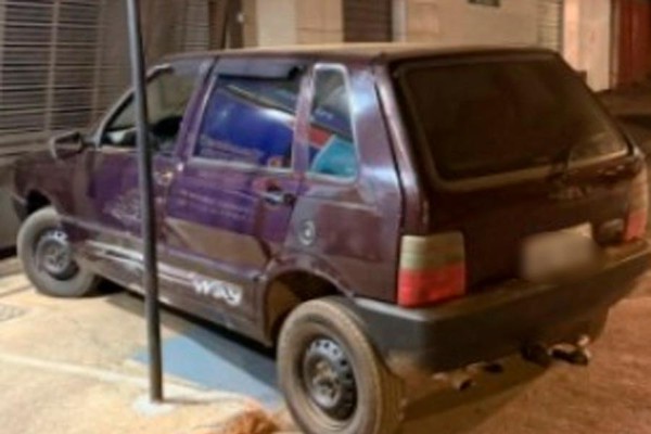 Acidente entre carro e moto deixa jovem ferido e termina com motorista preso por embriaguez em PO